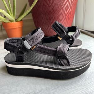 TEVA Flatform Universal Platform Sandal Black and White Size 9